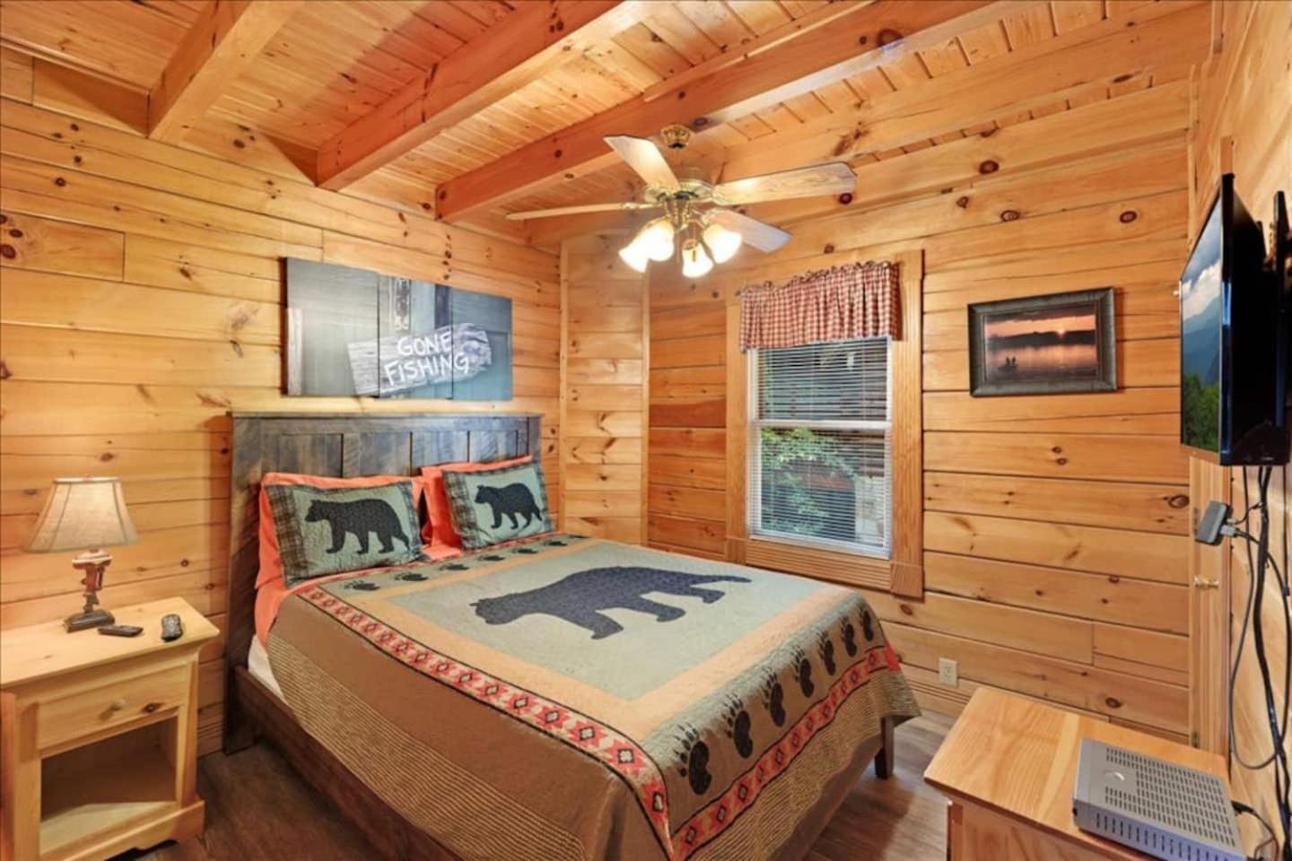 5br Smoky Hot Tub, Games, 1 Mi To Parkway *