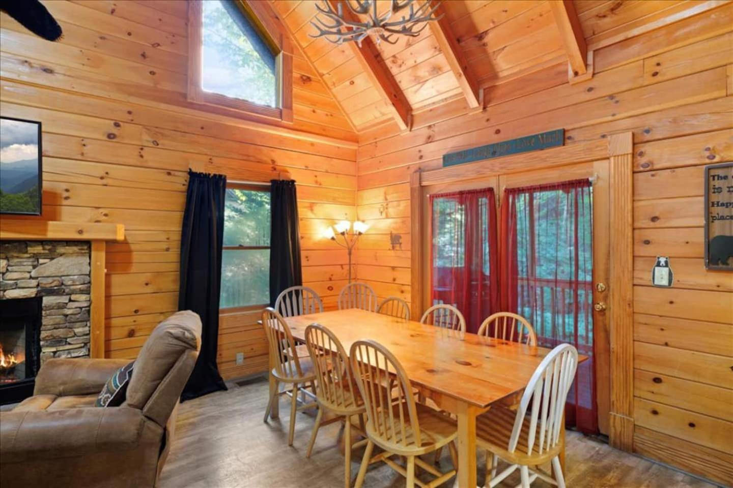 Сasa de vacaciones 5br Smoky Hot Tub, Games, 1 Mi To Parkway *
