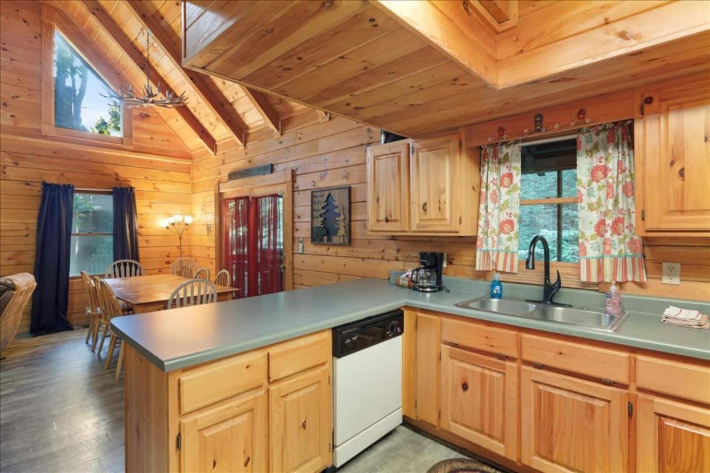 5br Smoky Hot Tub, Games, 1 Mi To Parkway * Pigeon Forge