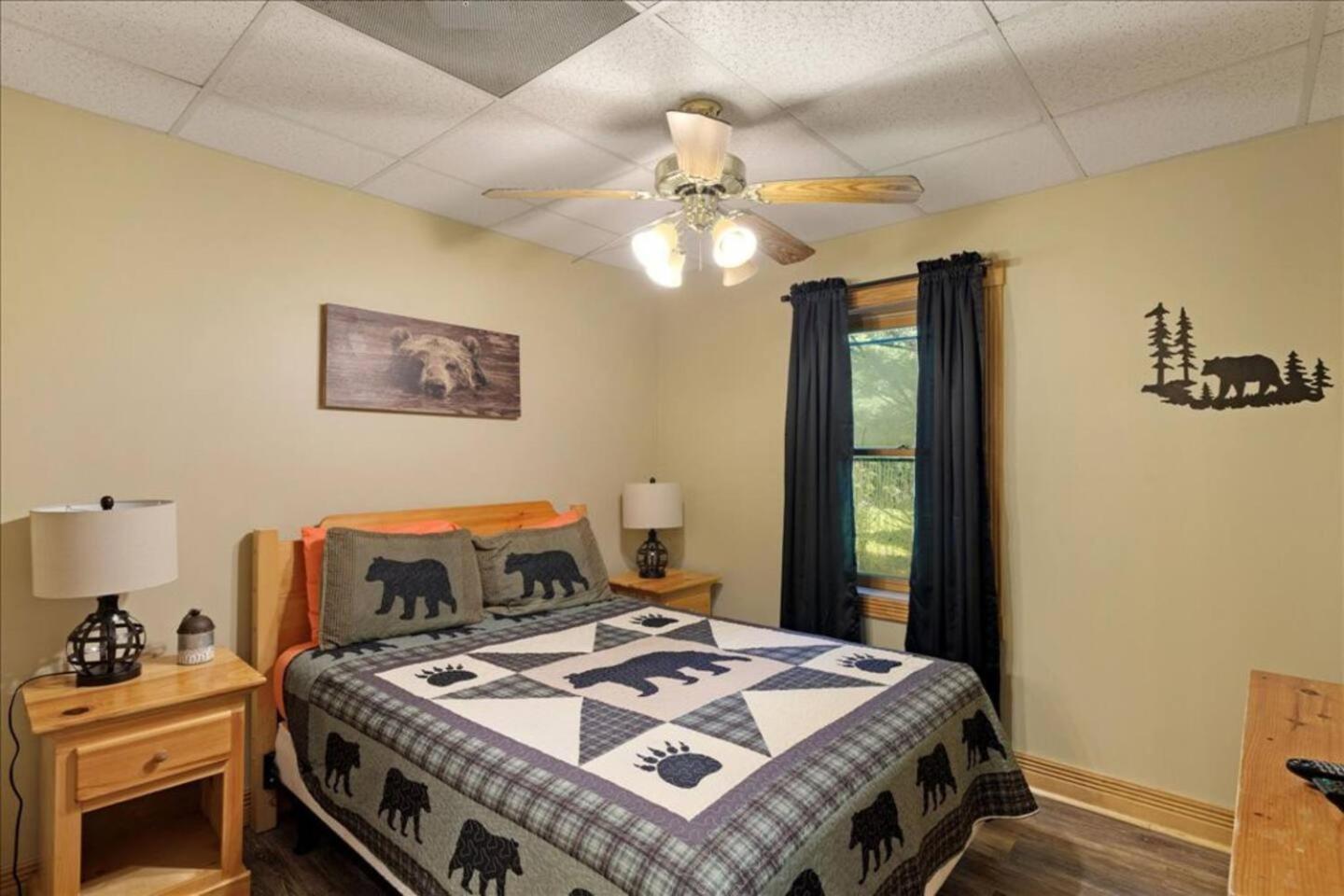 5br Smoky Hot Tub, Games, 1 Mi To Parkway * Pigeon Forge