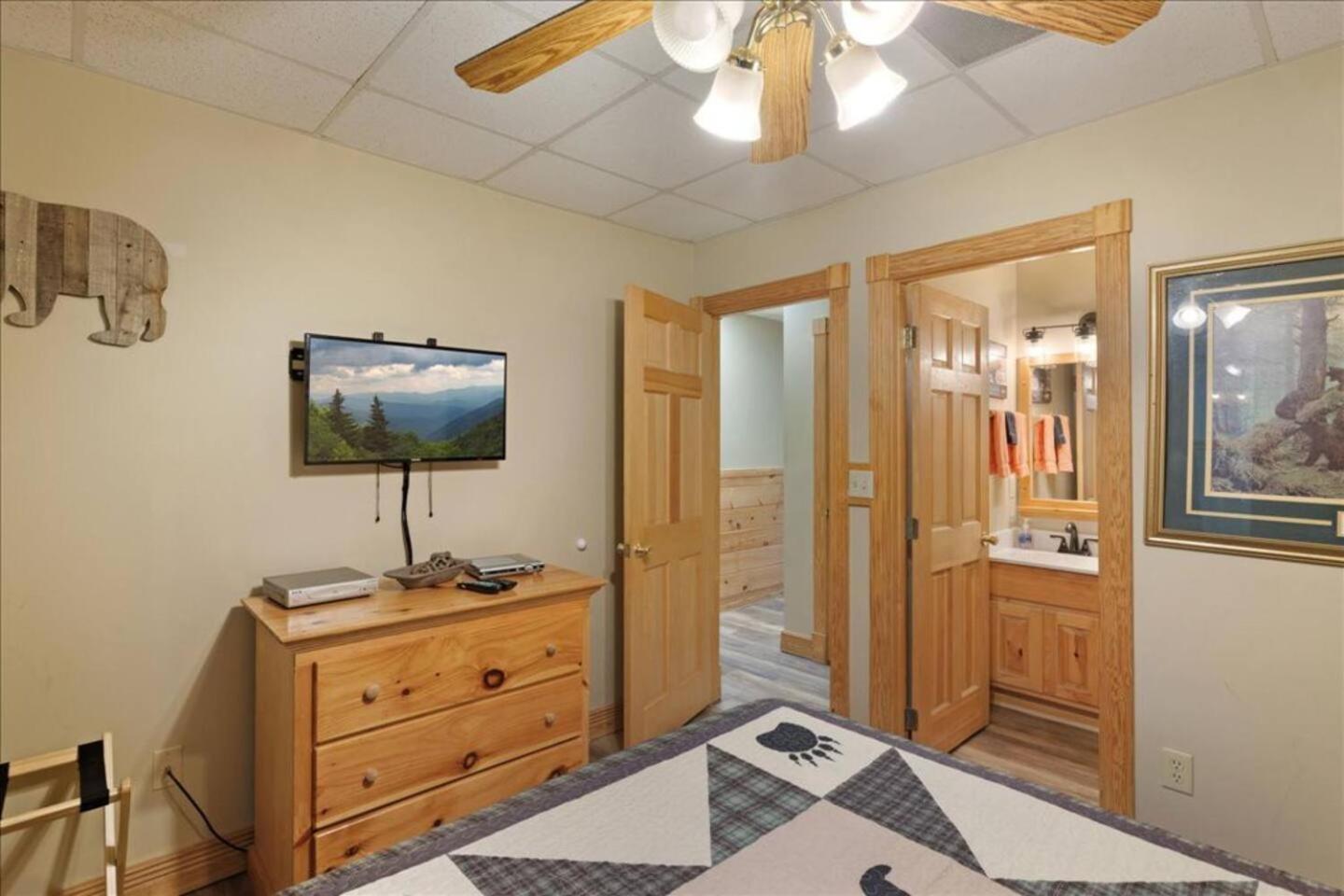 5br Smoky Hot Tub, Games, 1 Mi To Parkway Ferienhaus Pigeon Forge