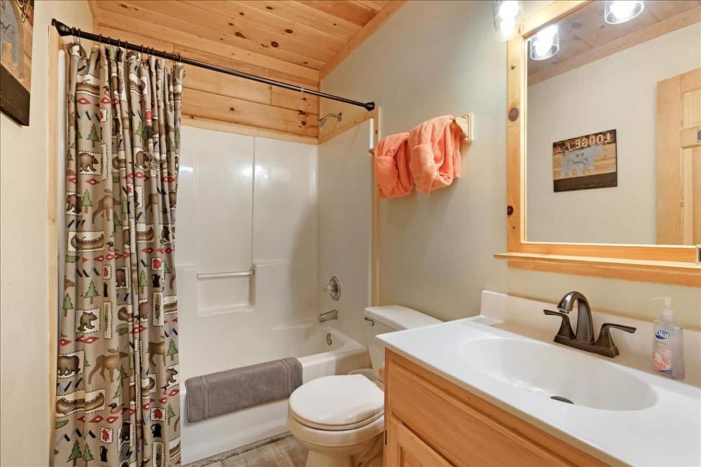 Ferienhaus 5br Smoky Hot Tub, Games, 1 Mi To Parkway *