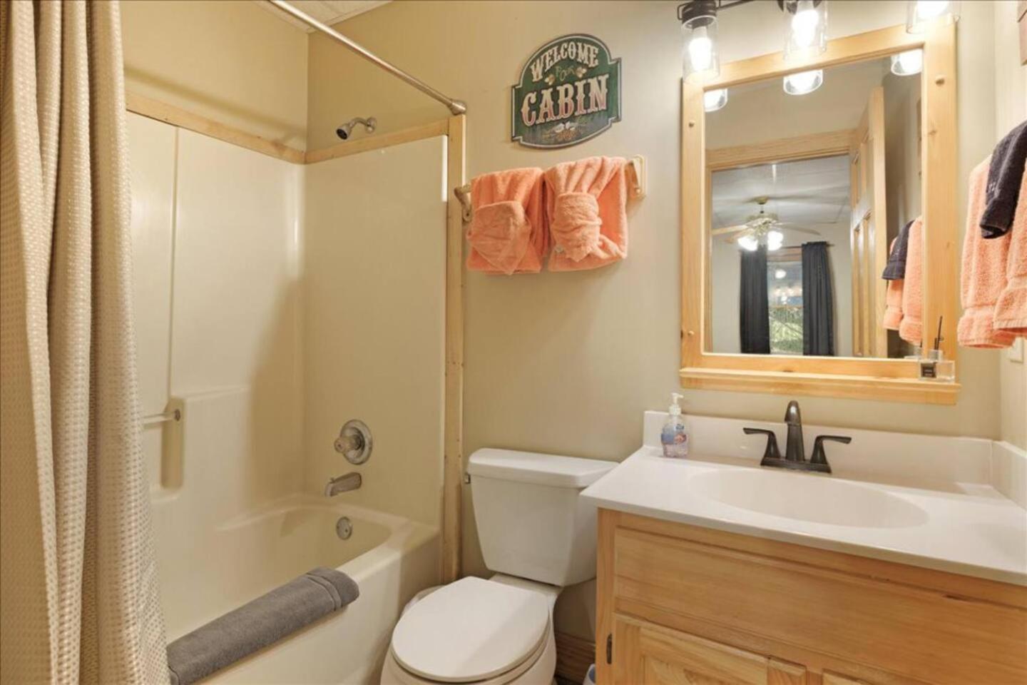 5br Smoky Hot Tub, Games, 1 Mi To Parkway