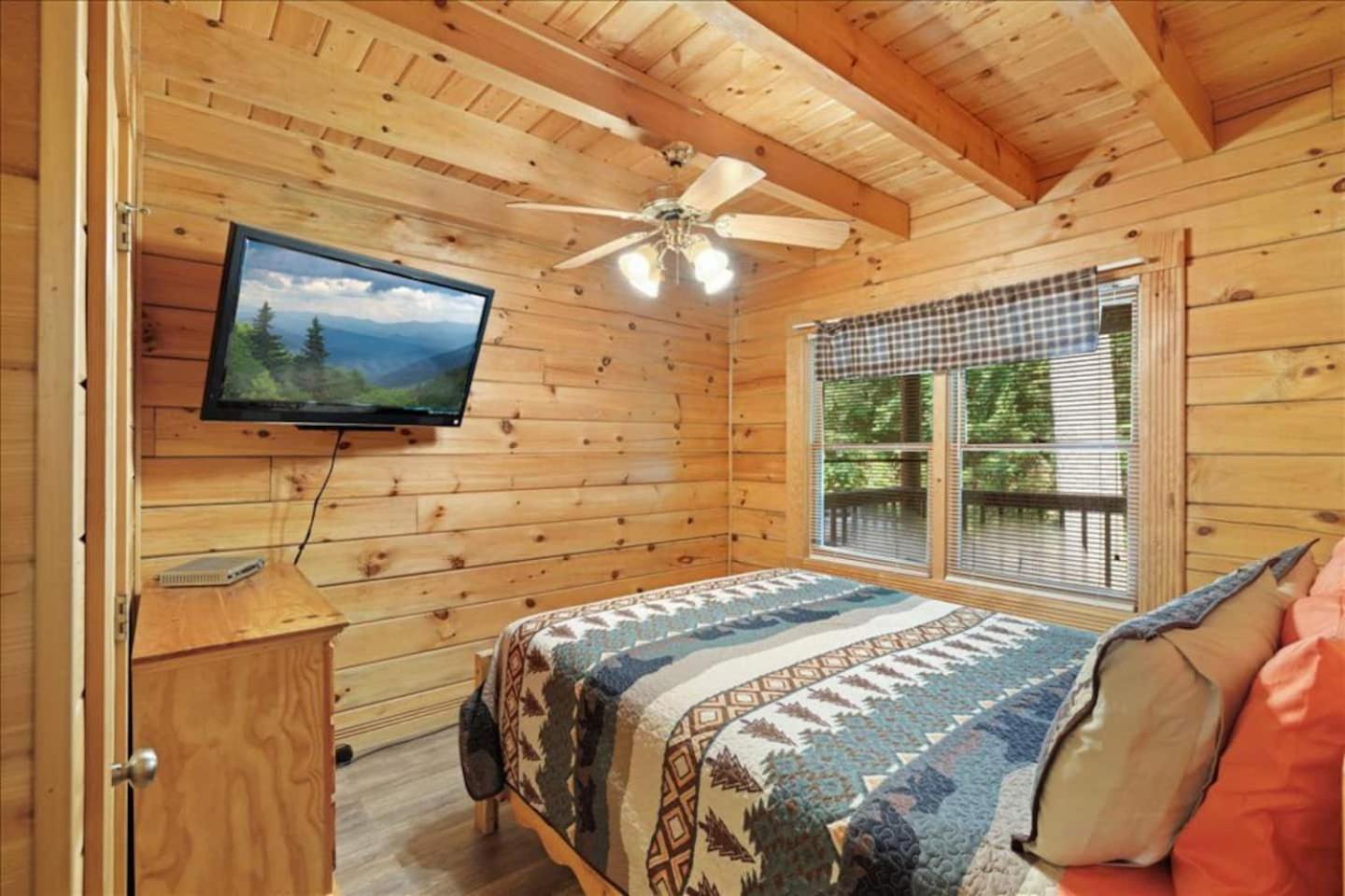 5br Smoky Hot Tub, Games, 1 Mi To Parkway * Pigeon Forge