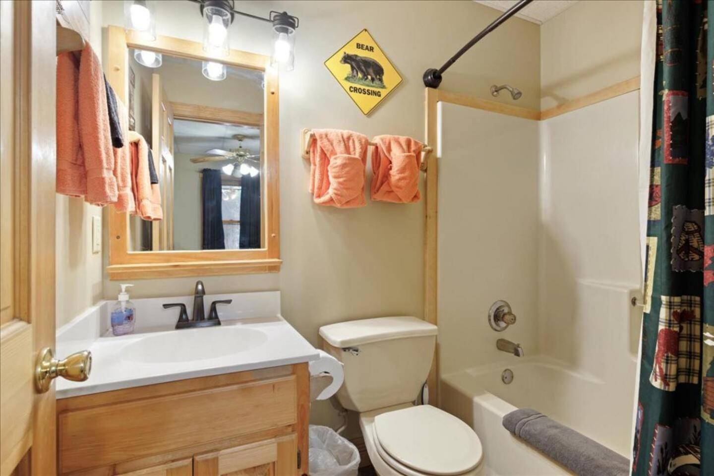 Ferienhaus 5br Smoky Hot Tub, Games, 1 Mi To Parkway