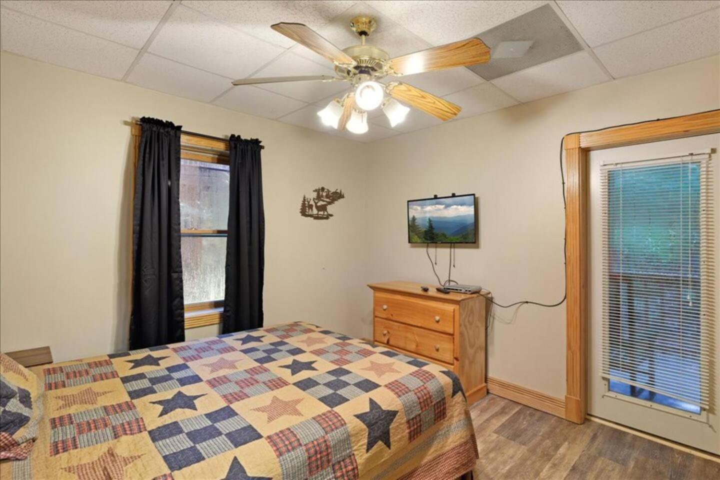 5br Smoky Hot Tub, Games, 1 Mi To Parkway * Pigeon Forge