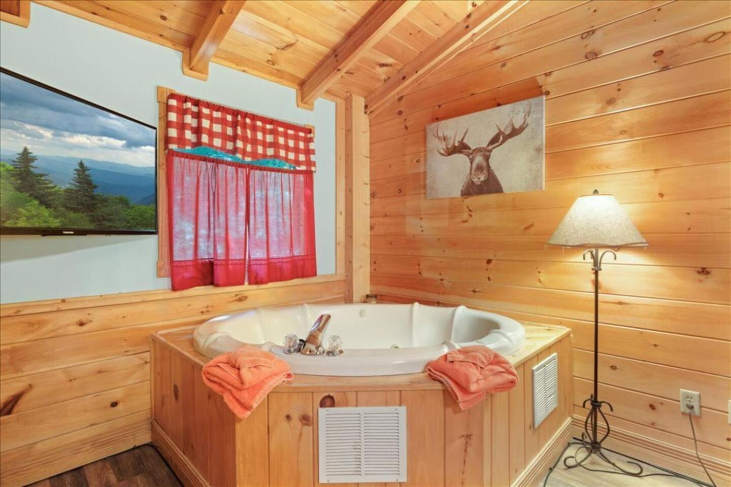 Ferienhaus 5br Smoky Hot Tub, Games, 1 Mi To Parkway