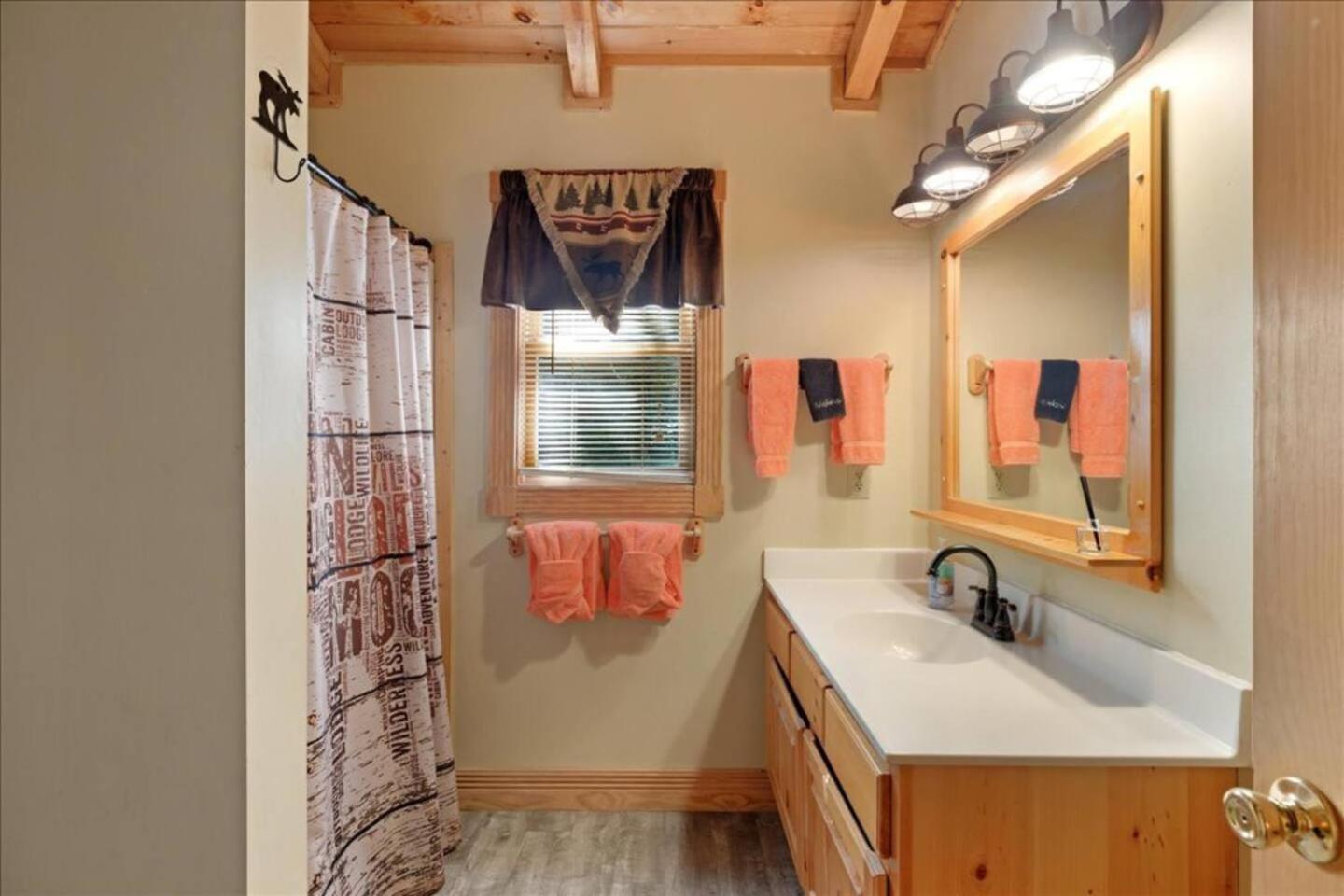 5br Smoky Hot Tub, Games, 1 Mi To Parkway *