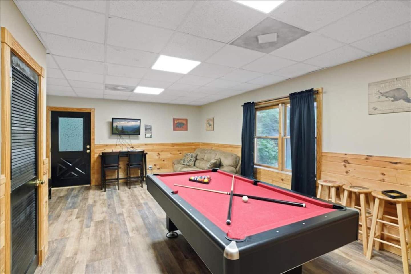 5br Smoky Hot Tub, Games, 1 Mi To Parkway