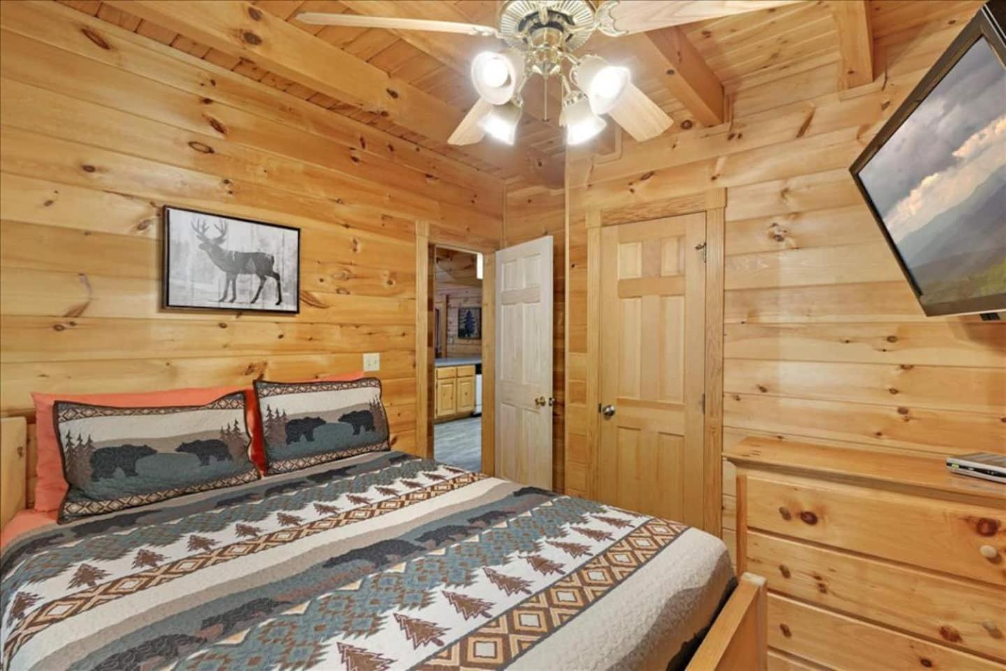 Ferienhaus 5br Smoky Hot Tub, Games, 1 Mi To Parkway