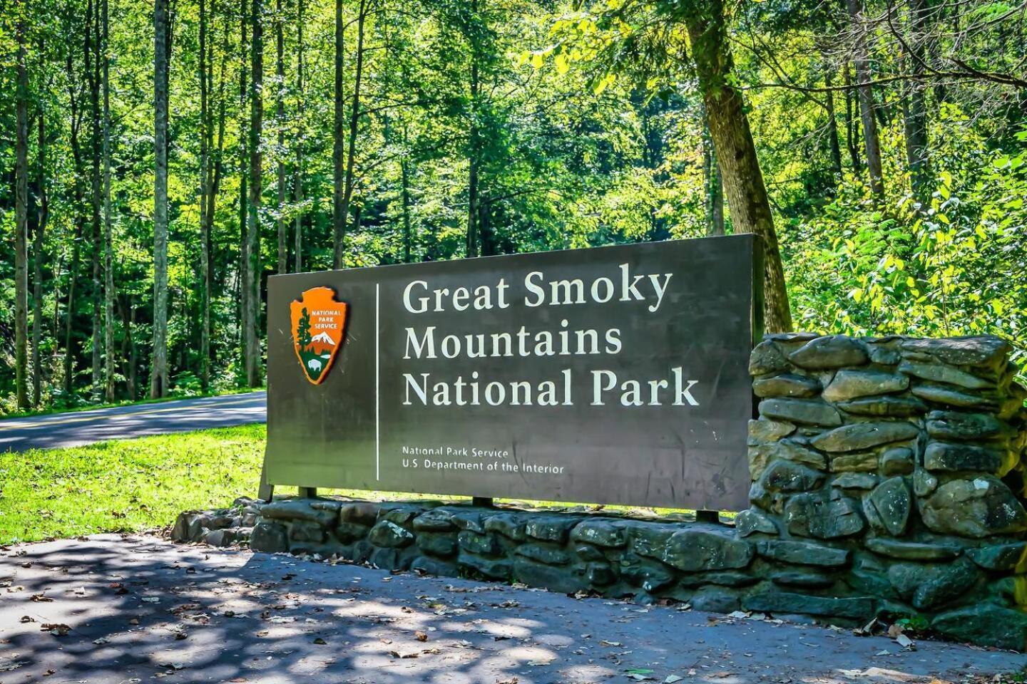 5br Smoky Hot Tub, Games, 1 Mi To Parkway *