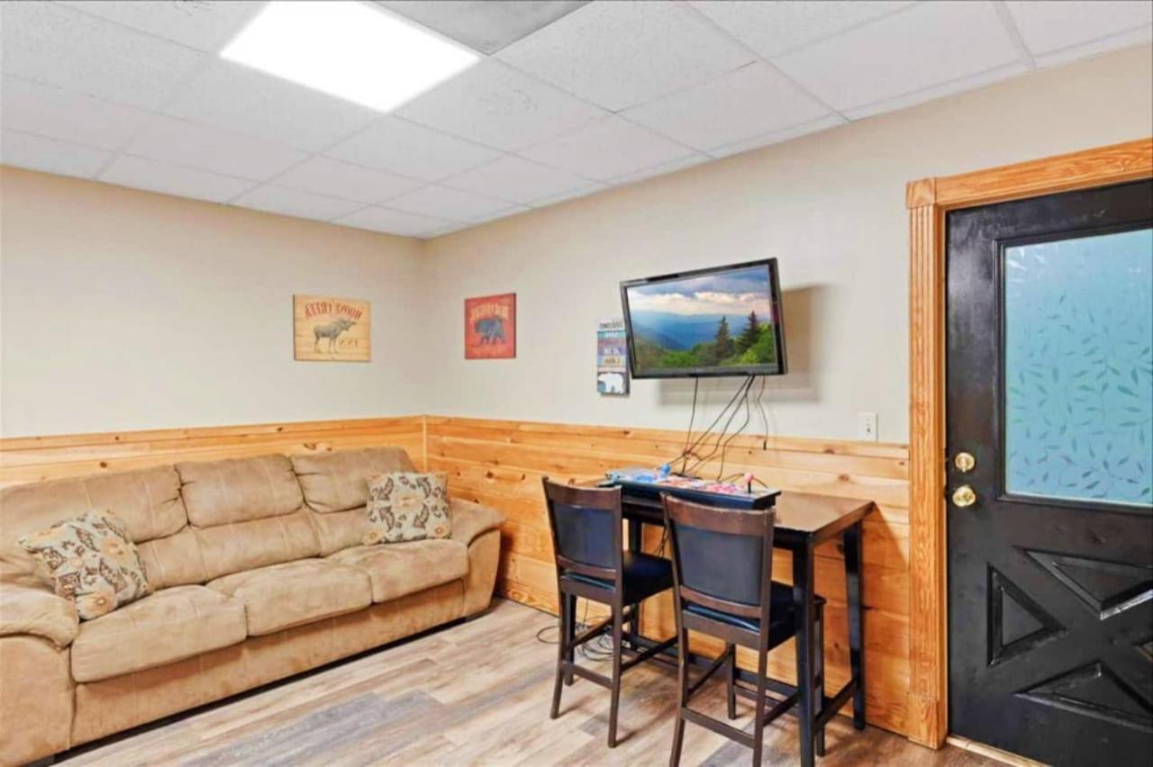5br Smoky Hot Tub, Games, 1 Mi To Parkway